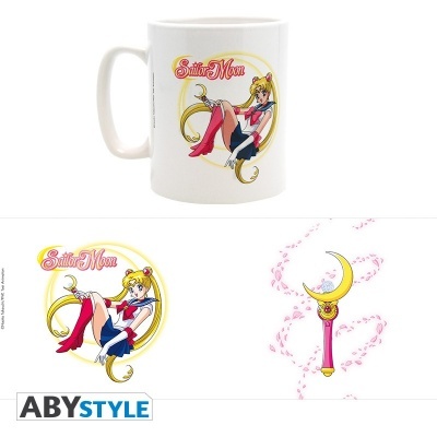 Caneca branca com ilustração e texto Sailor Moon e varinha mágica colorida