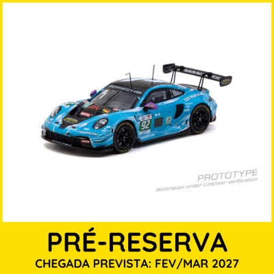 Modelo de carro de corrida azul com detalhes de patrocinadores e asa traseira preta