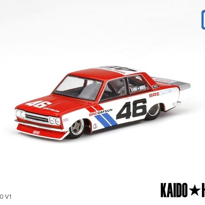 Miniatura de carro de corrida Datsun BRE 510 vermelho e branco, número 46, com detalhes azuis e texto BRE DATSUN.