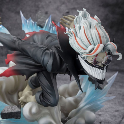 Figura colecionável de personagem em pose dinâmica com cabelo branco e roupa preta.