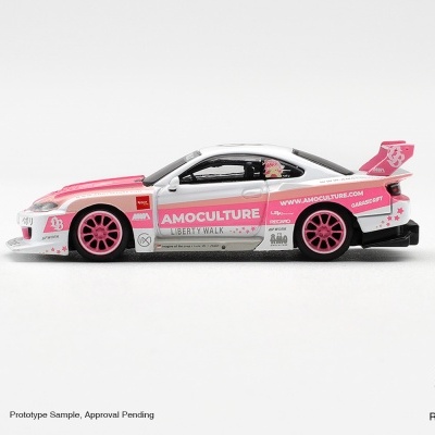 Miniatura de carro desportivo branco e rosa com inscrições AMOCULTURE e LIBERTY WALK.