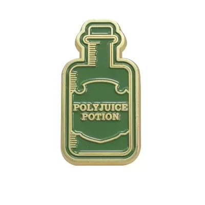 Pin em forma de frasco verde com texto POLYJUICE POTION em dourado