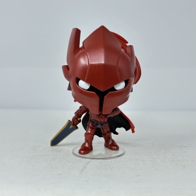 Figura colecionável com capacete vermelho e espada azul