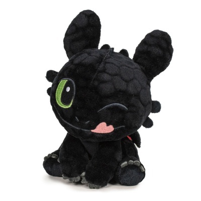 Pelúcia do personagem Toothless preta com olhos verdes e língua rosa, textura de escamas, sobre fundo branco