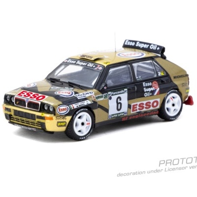 Miniatura de carro de corrida dourado e preto com autocolantes e rodas brancas