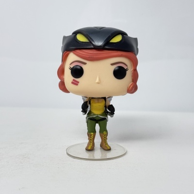 Figurina Funko Pop feminina com capacete preto e roupa verde e amarela