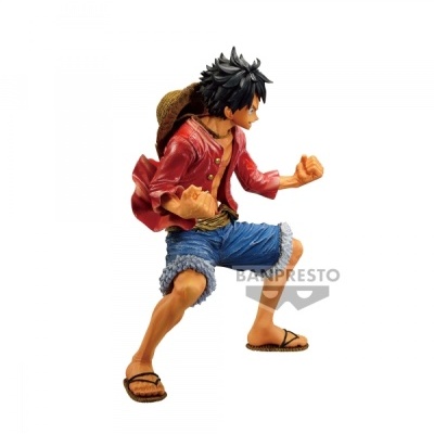 Figura de ação de personagem com camisa vermelha e chapéu de palha