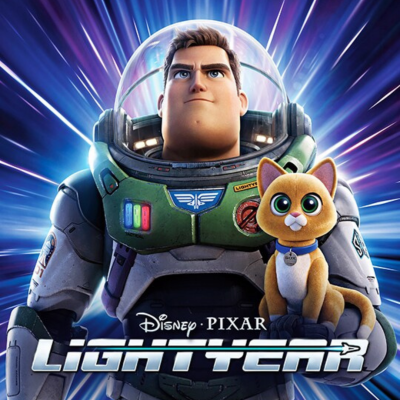 Capa do filme Lightyear com astronauta e gato de pelúcia