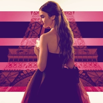 Mulher de vestido preto com Torre Eiffel e listras rosa e roxo ao fundo