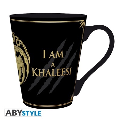 Caneca preta com texto dourado I AM A KHALEESI e marcas de garras, com logotipo ABYSTYLE