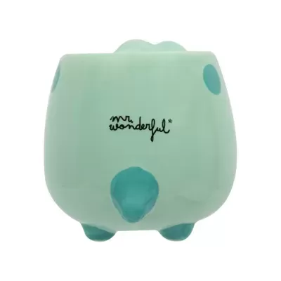 Peça de cerâmica verde água com pontos azuis e marca mr. wonderful