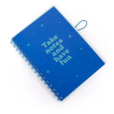 Caderno espiral azul com texto e estrelas na capa