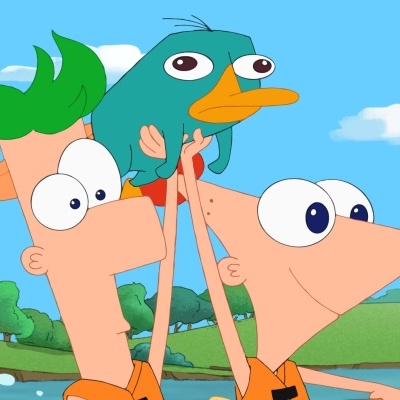 Dois personagens animados segurando um ornitorrinco em ambiente exterior com árvores e lago