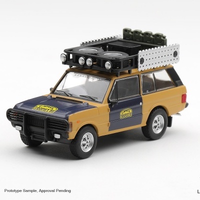 Miniatura de Range Rover azul e amarelo com acessórios no tejadilho e inscrições Camel Trophy 81