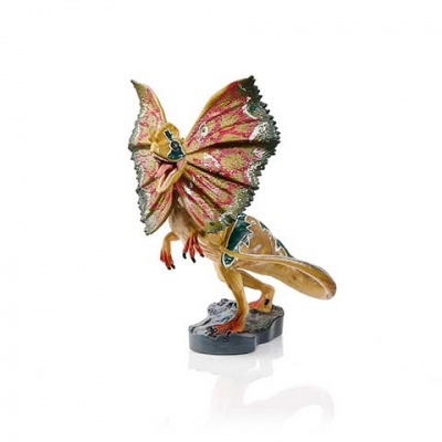 Figura decorativa de dinossauro Dilophosaurus com membrana expandida sobre base preta