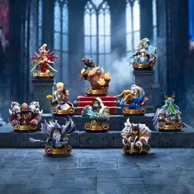 Miniaturas de personagens de fantasia em resina colorida com bases douradas exibidas sobre pedras