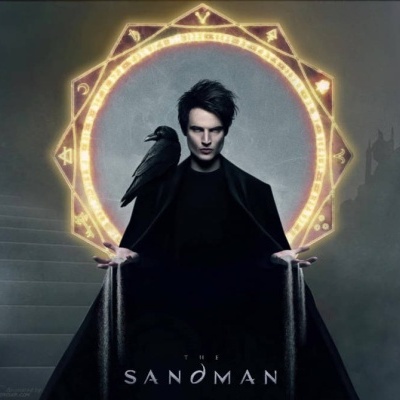 Personagem masculino com corvo, anel luminoso dourado e texto SANDMAN.