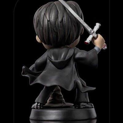 Figura colecionável do Harry Potter de costas, com capa preta e espada prateada