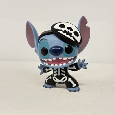 Figura de vinil do Stitch com fato de esqueleto e boné de caveira