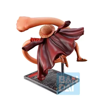 Figura colecionável de personagem com braço gigante, chapéu de palha, capa vermelha e base com mapa.