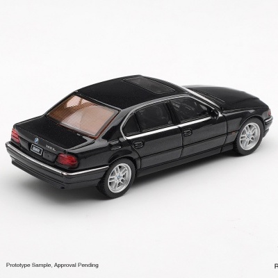 Miniatura de carro BMW 750iL preto em fundo branco