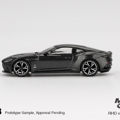 Miniatura de carro desportivo preto metálico sobre fundo branco