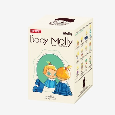 Caixa de brinquedo Baby Molly da POP MART com ilustração da figura Baby Molly e texto descritivo.