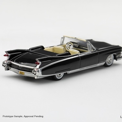 Miniatura de carro conversível preto com interior bege e detalhes cromados