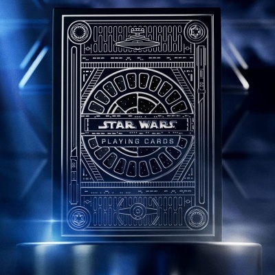 Baralho Star Wars preto com desenhos prateados e texto, em suporte iluminado azulado.