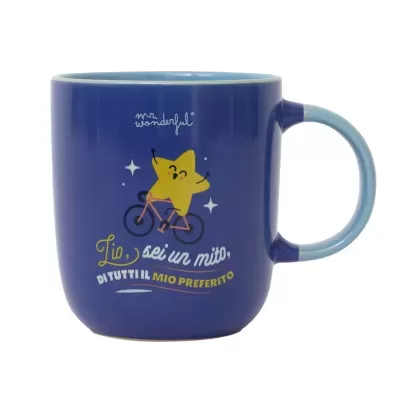 Caneca azul com estrela amarela e texto em várias cores