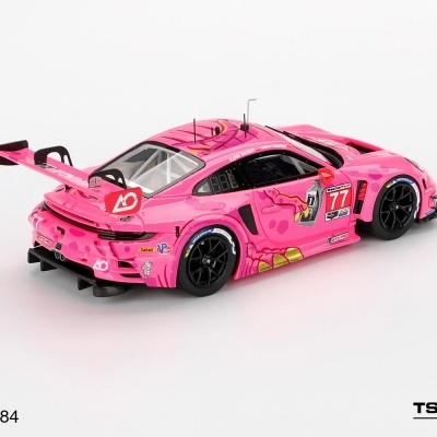 Miniatura de carro desportivo cor-de-rosa com decoração detalhada, n.º 77 e spoiler preto