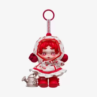 Boneca decorativa com vestido branco e vermelho e regador metálico