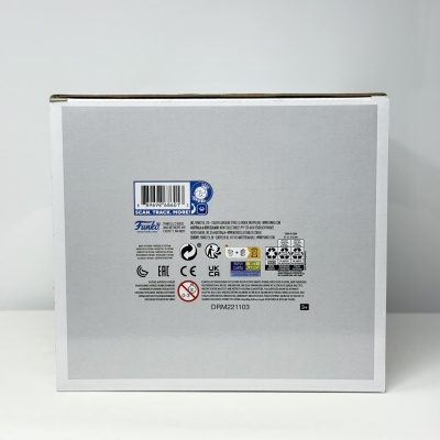 Caixa branca com etiquetas e códigos de barras no fundo cinzento