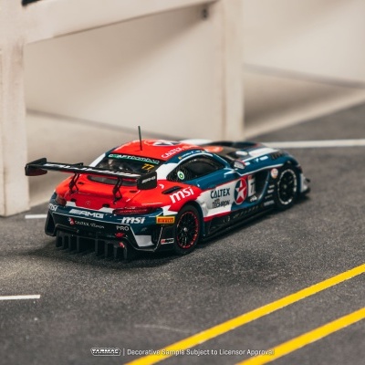 Miniatura de carro de corrida colorido em pista de asfalto