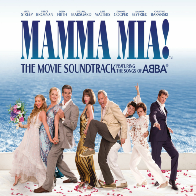 Cartaz do filme Mamma Mia! com elenco e título em azul sobre fundo marinho
