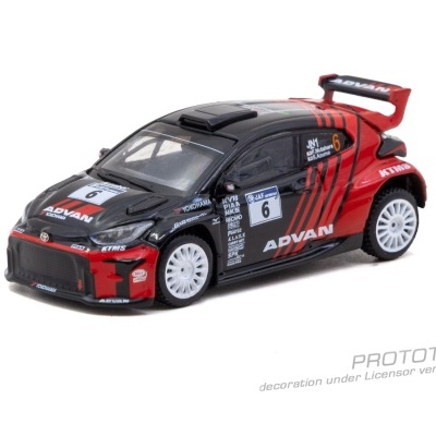 Carro de corrida em miniatura preto e vermelho com várias inscrições e rodas brancas