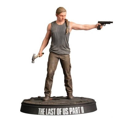 Estatueta de personagem feminina com arma e martelo, base com texto THE LAST OF US PART II