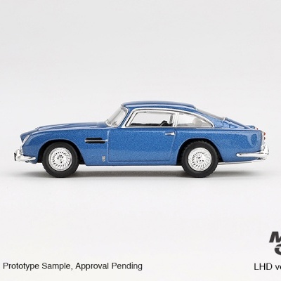 Miniatura de carro clássico azul metálico com detalhes cromados