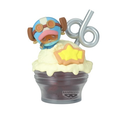 Figura Banpresto personagem azul sobre base cinzenta com creme e biscoito amarelo e castanho