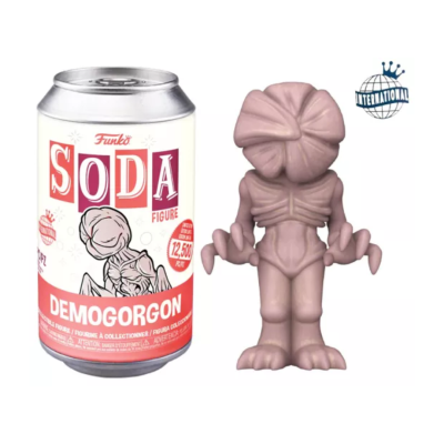 Boneco Funko Soda Demogorgon rosa claro junto a lata com rótulo vermelho e branco