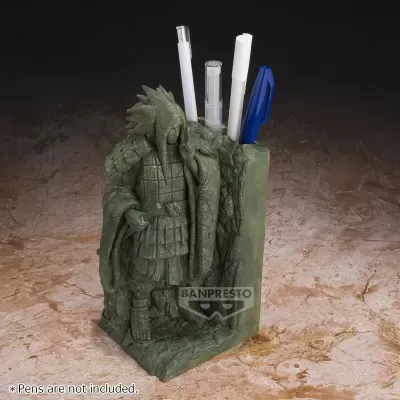 Suporte de canetas verde em forma de estátua de guerreiro com canetas dentro