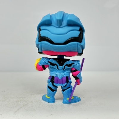 Figura Funko Pop azul com bastão roxo vista de costas.