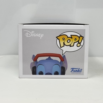 Caixa de Funko Pop branca com personagem azul com auscultadores e textos Disney, Pop! e Funko