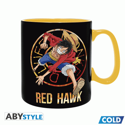 Caneca preta com interior e pega amarelos, desenho de personagem manga e texto 'RED HAWK'