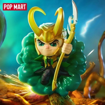 Figura POP MART personagem com elmo dourado, capa verde e lança dourada