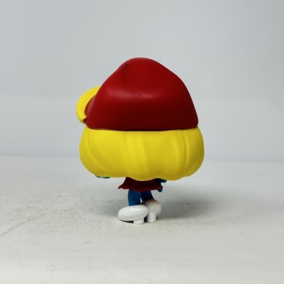 Figura de brinquedo com cabelo amarelo e chapéu vermelho, vista de costas.