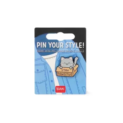 Pin metálico de esmalte com gato em caixa castanha e cartão azul.