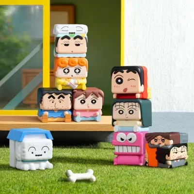 Figuras de vinil quadradas de personagens de desenho animado e osso sobre relva artificial