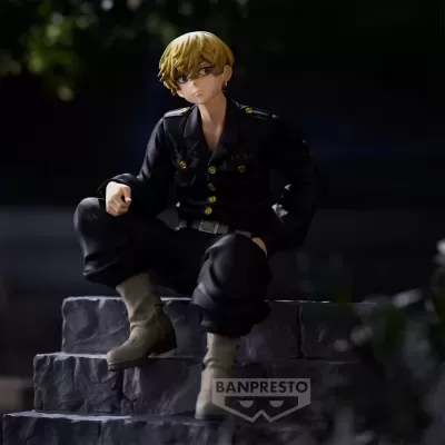 Figura colecionável de personagem masculino com uniforme preto sentada em degraus de pedra