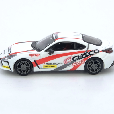 Miniatura de carro de corrida branco com faixas vermelhas e texto Cusco